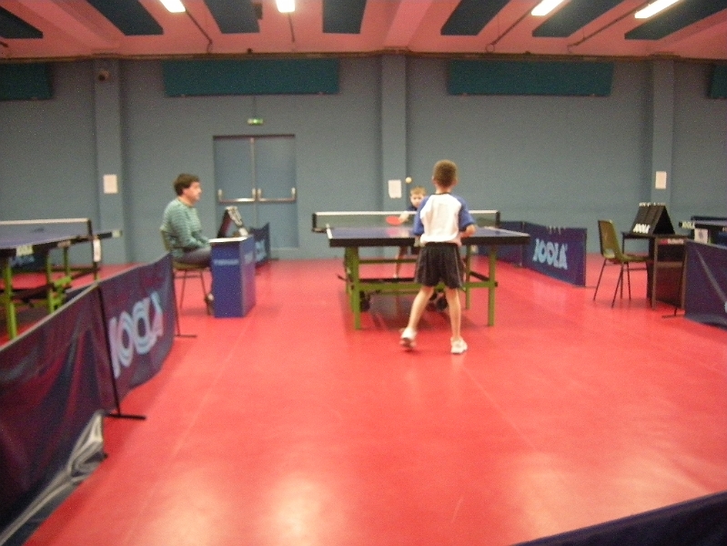 Lucas Auger au fond qui s'incline face a Jordan Grangenois.JPG